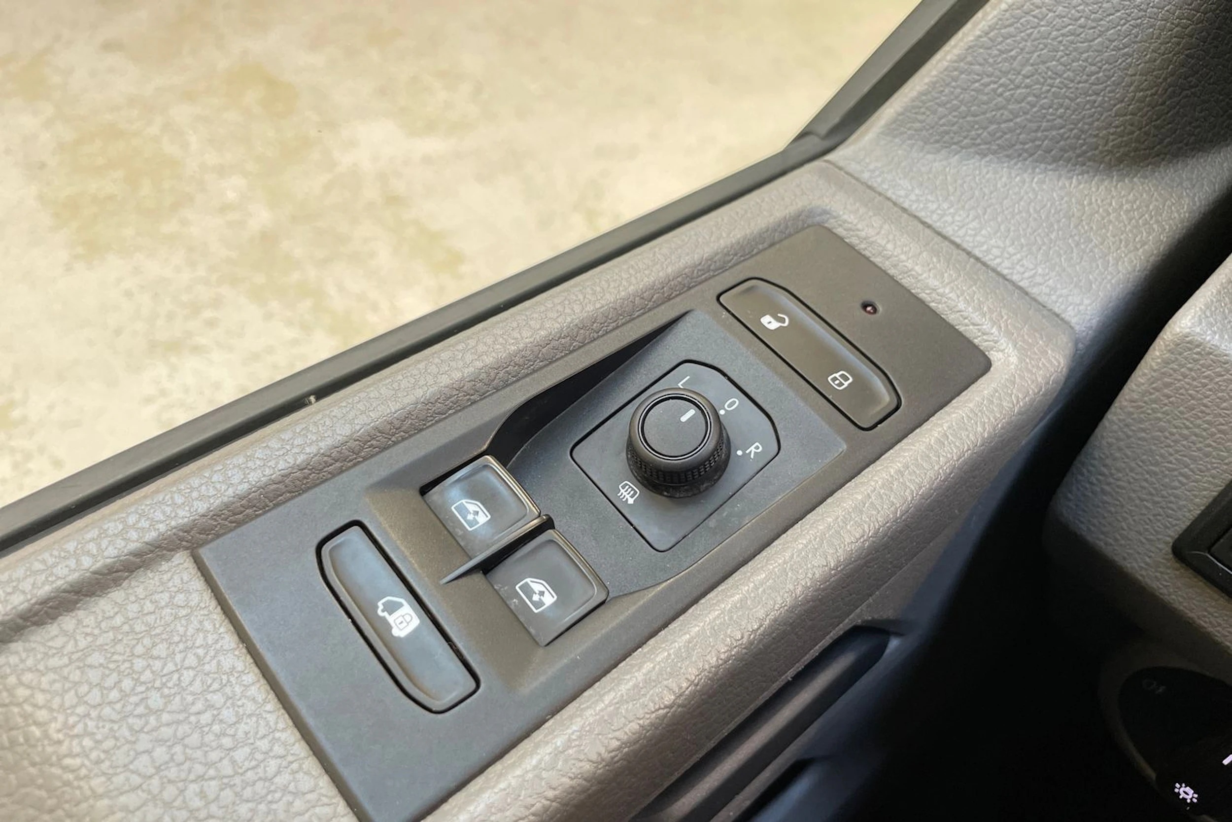 musta Volkswagen Transporter 2023 kuva 29.