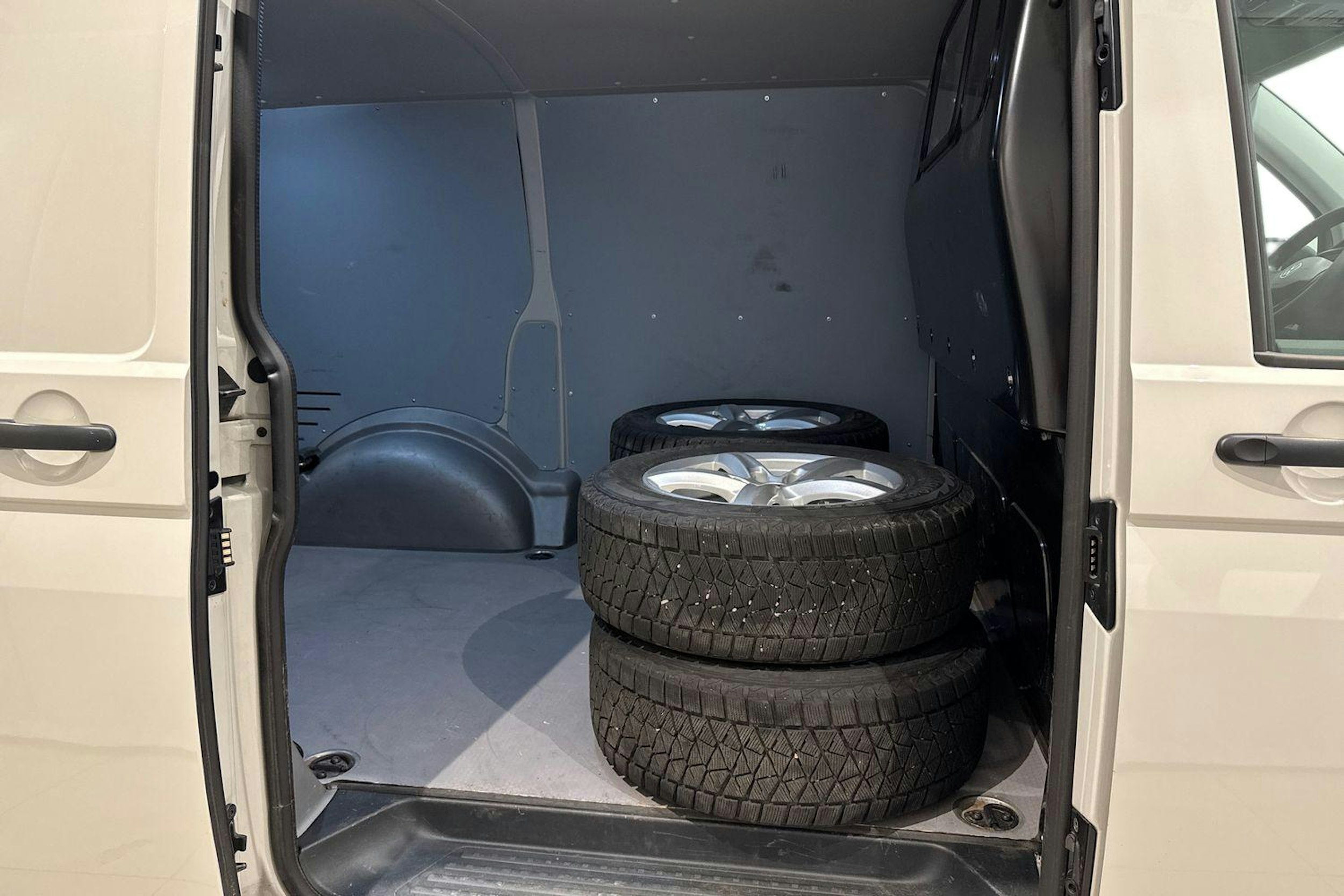 harmaa Volkswagen Transporter 2023 kuva 10.