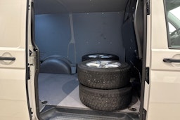 harmaa Volkswagen Transporter 2023 kuva 10.