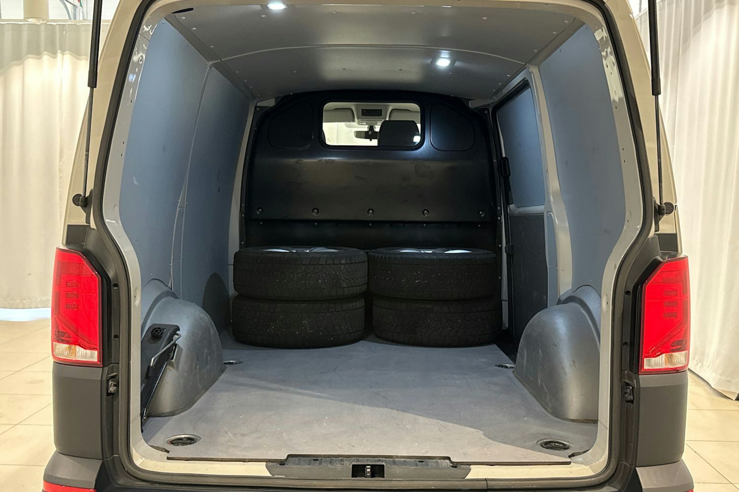 harmaa Volkswagen Transporter 2023 kuva 15.