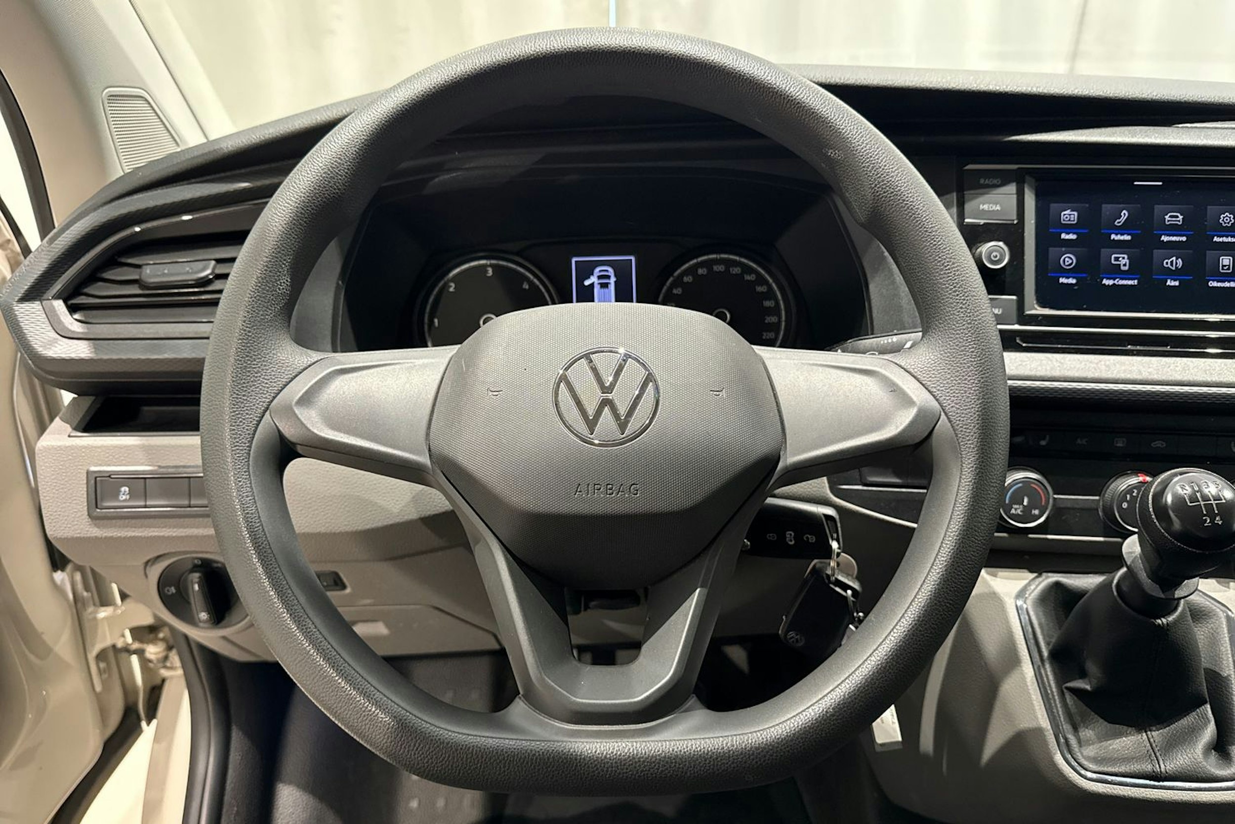 harmaa Volkswagen Transporter 2023 kuva 16.