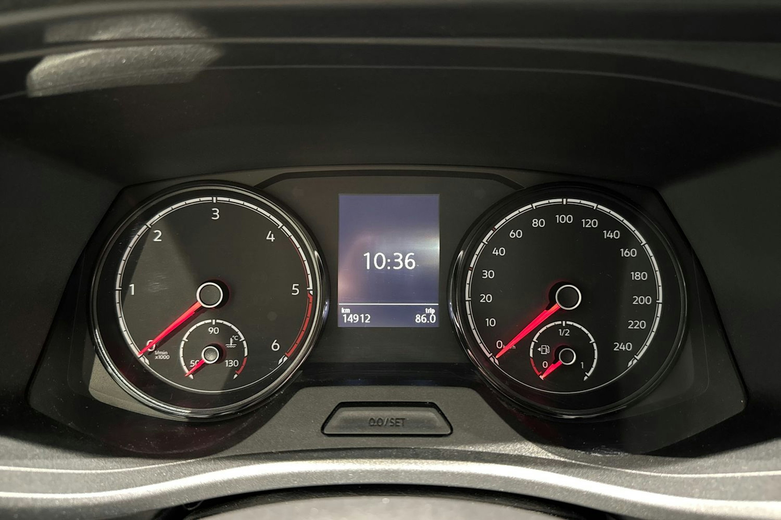 harmaa Volkswagen Transporter 2023 kuva 17.