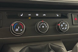 harmaa Volkswagen Transporter 2023 kuva 21.