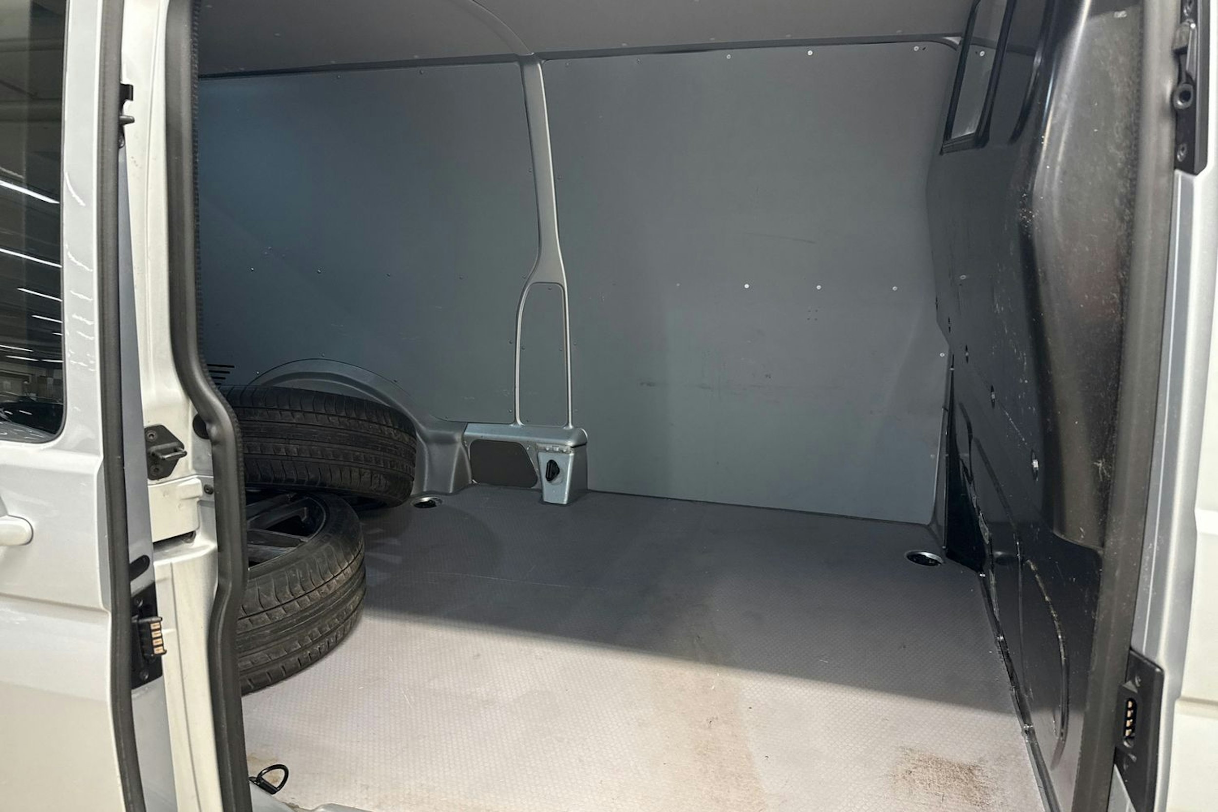 Harmaa Volkswagen TRANSPORTER 2024 kuva 10.