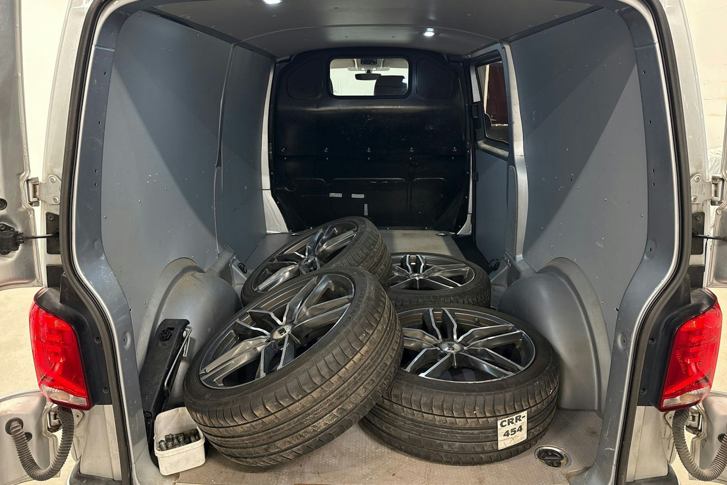 Harmaa Volkswagen TRANSPORTER 2024 kuva 11.