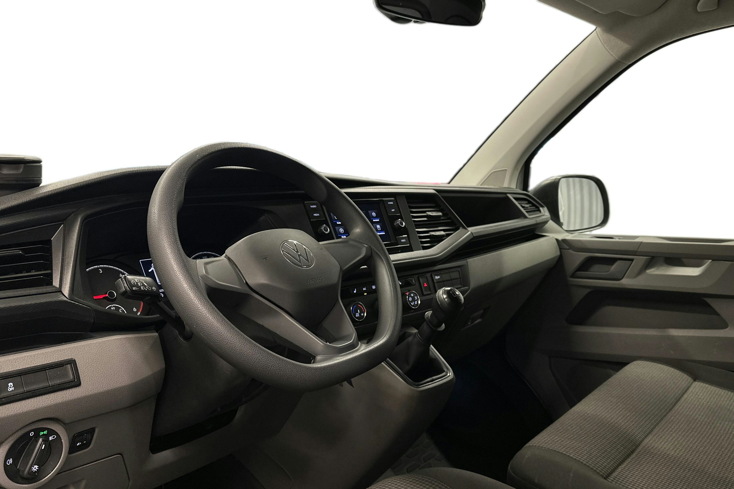 valkoinen Volkswagen Transporter 2024 kuva 6.