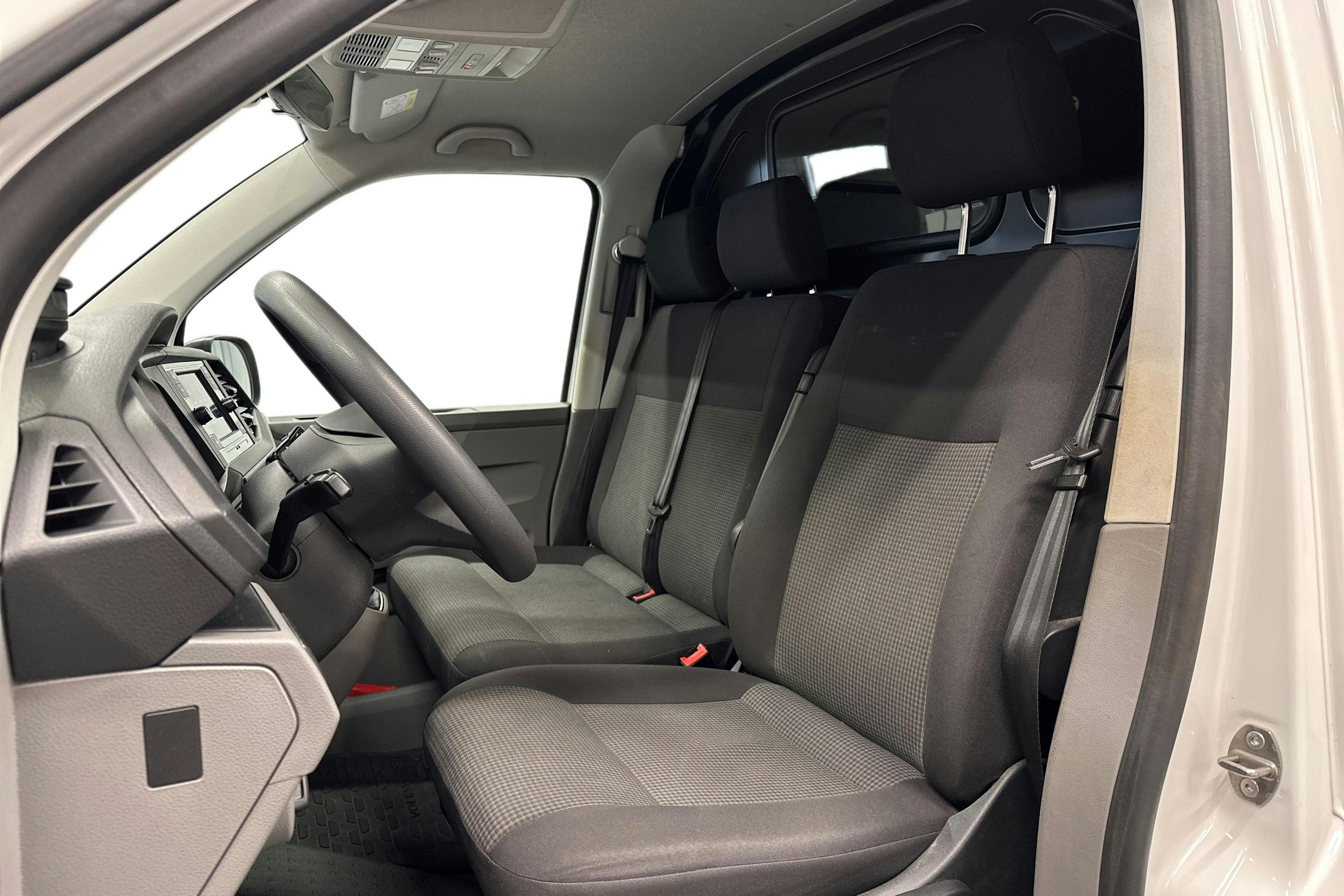 valkoinen Volkswagen Transporter 2024 kuva 8.