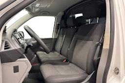 valkoinen Volkswagen Transporter 2024 kuva 8.