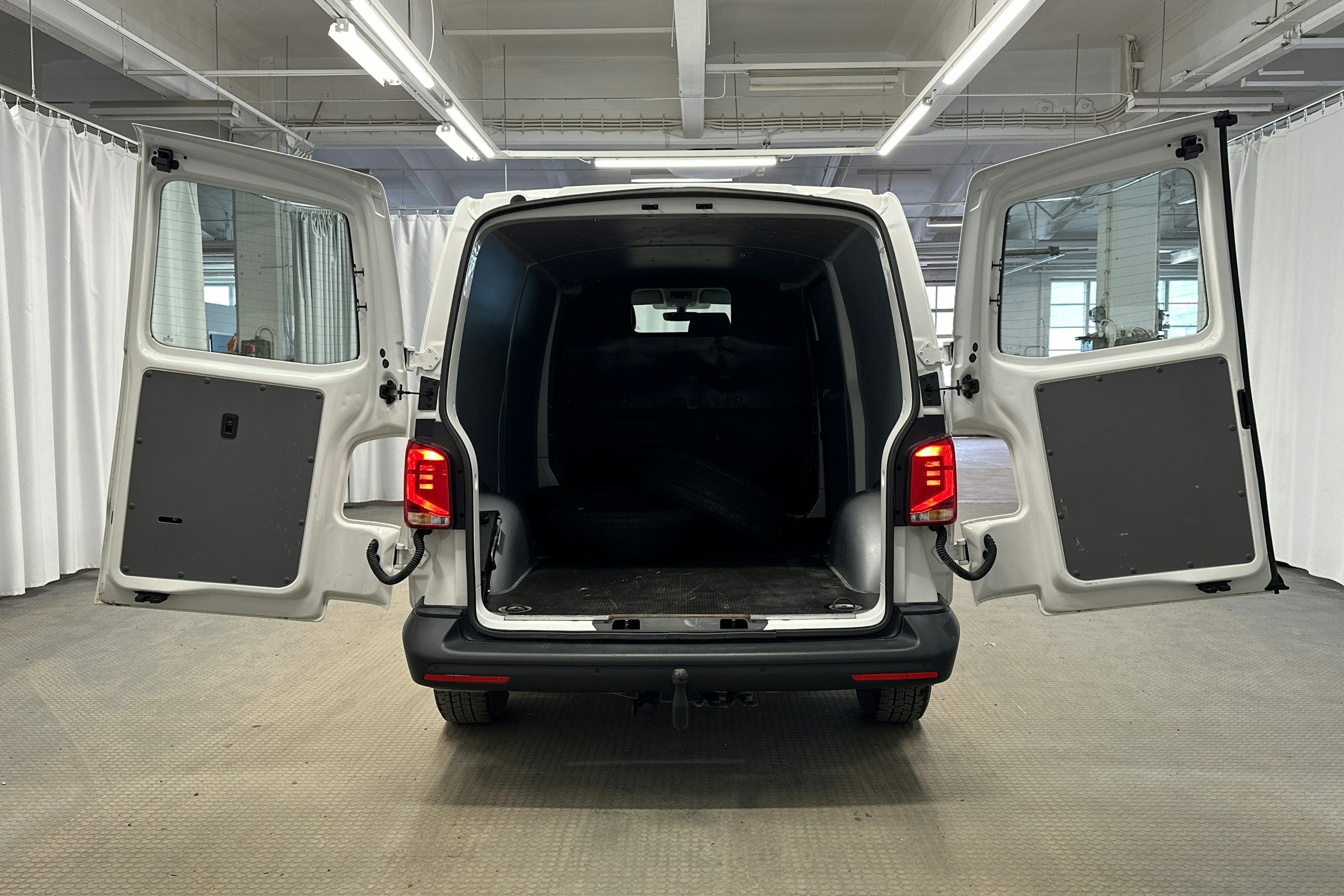 valkoinen Volkswagen Transporter 2024 kuva 11.