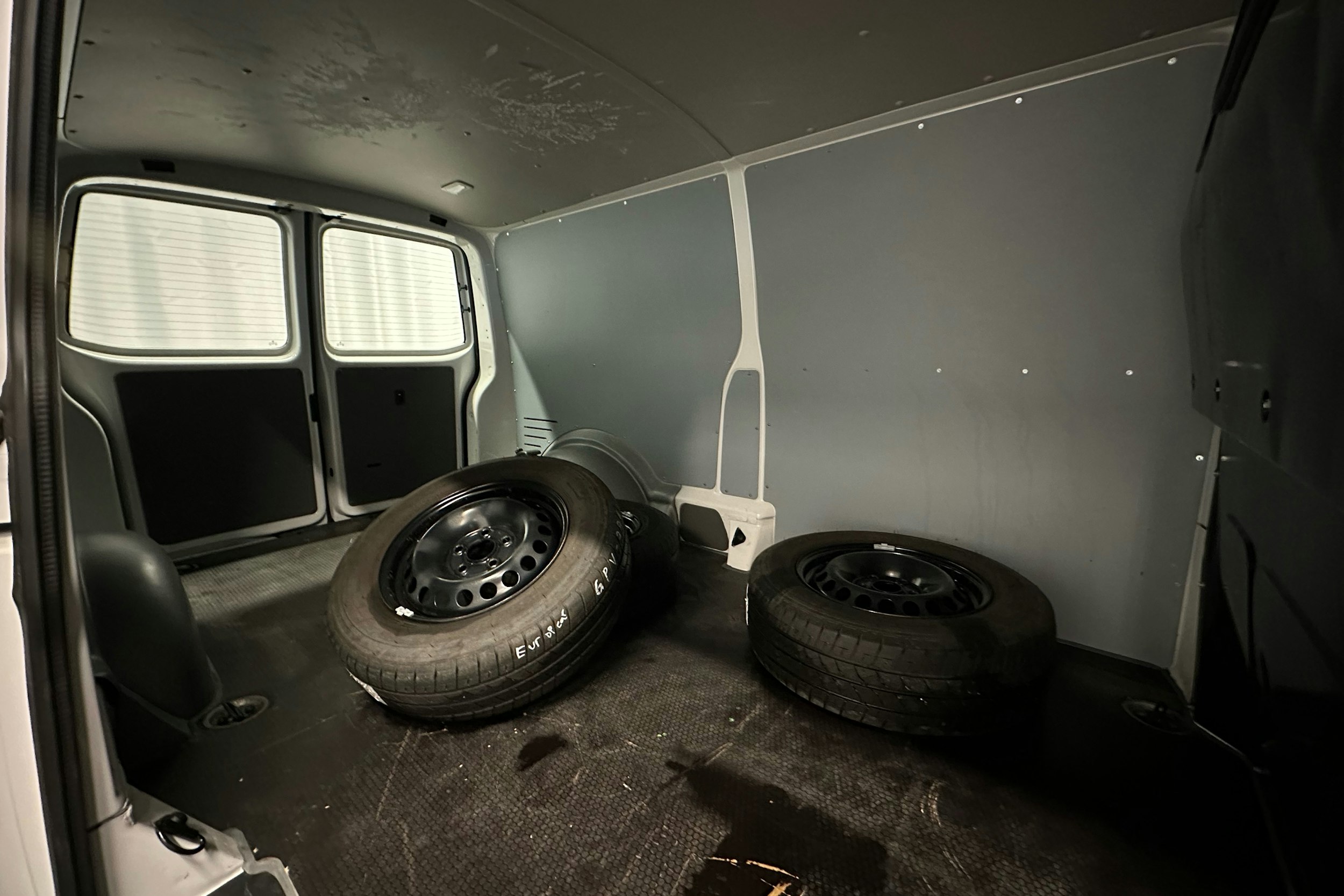 valkoinen Volkswagen Transporter 2024 kuva 12.