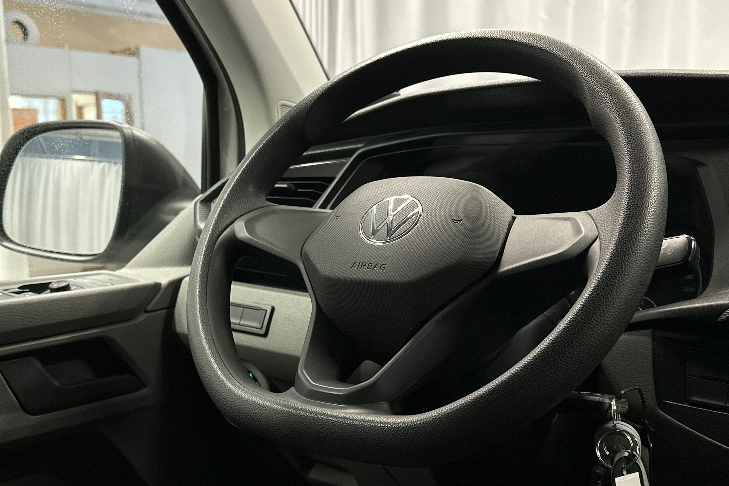 valkoinen Volkswagen Transporter 2024 kuva 13.