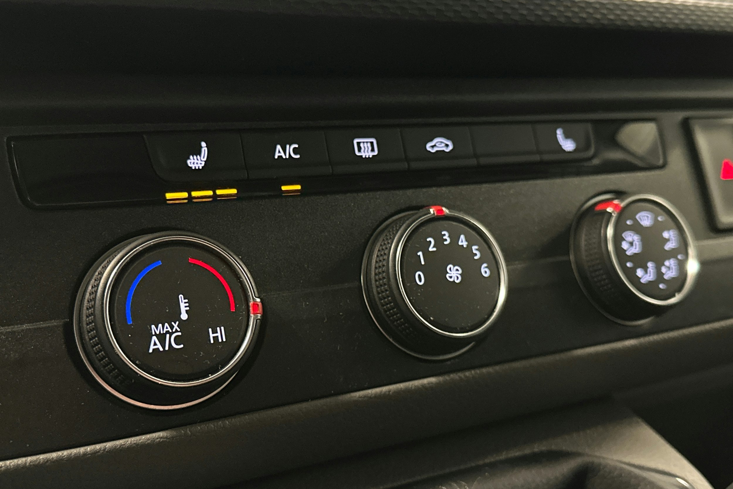 valkoinen Volkswagen Transporter 2024 kuva 17.