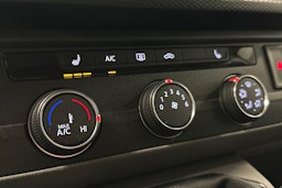 valkoinen Volkswagen Transporter 2024 kuva 17.