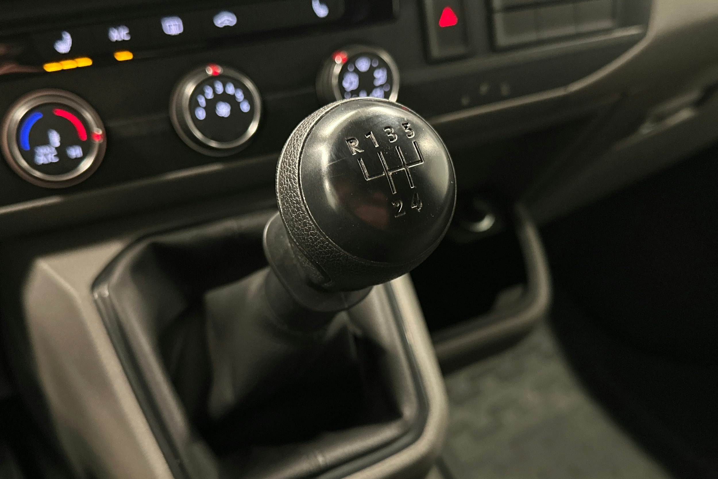 valkoinen Volkswagen Transporter 2024 kuva 18.