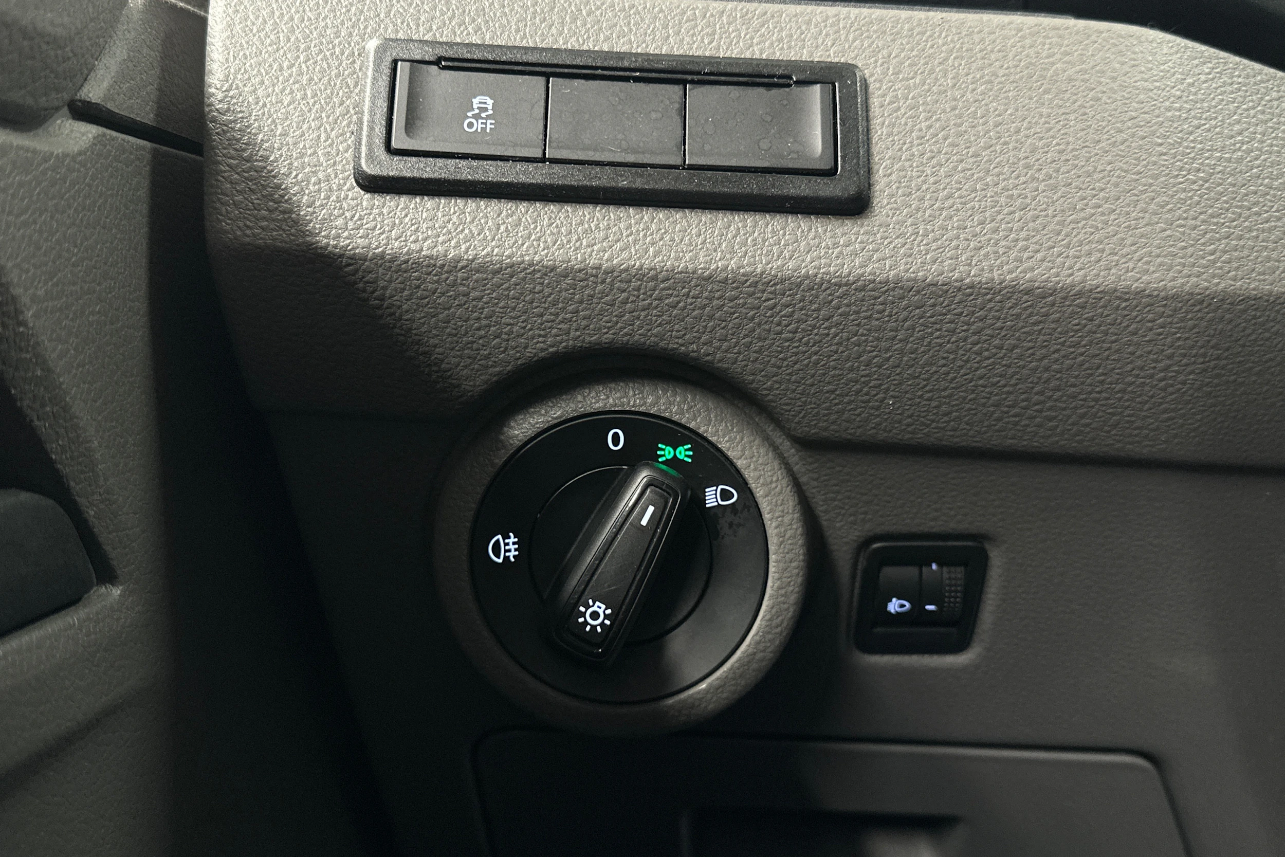 valkoinen Volkswagen Transporter 2024 kuva 13.