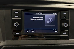 valkoinen Volkswagen Transporter 2024 kuva 19.