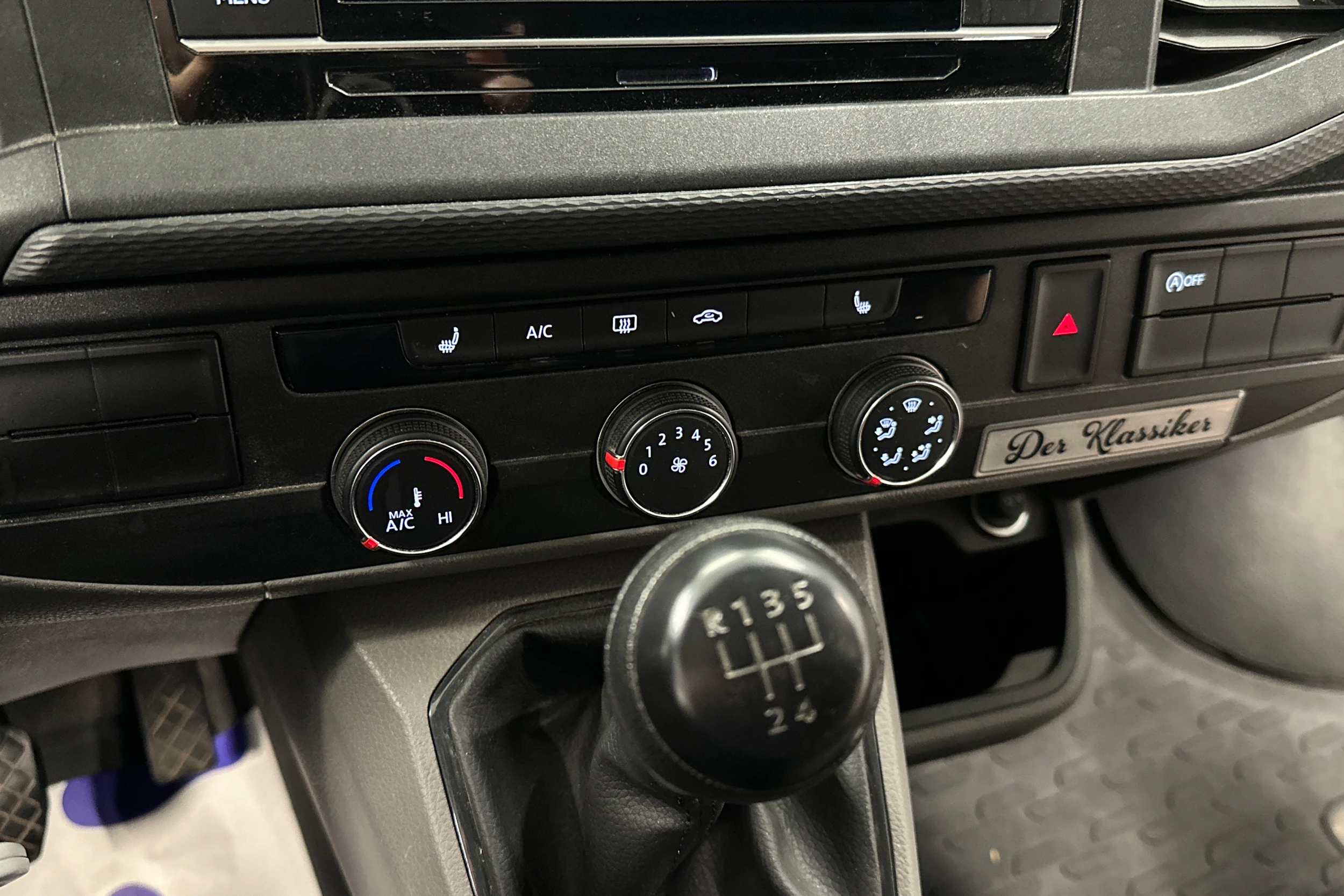 valkoinen Volkswagen Transporter 2024 kuva 22.