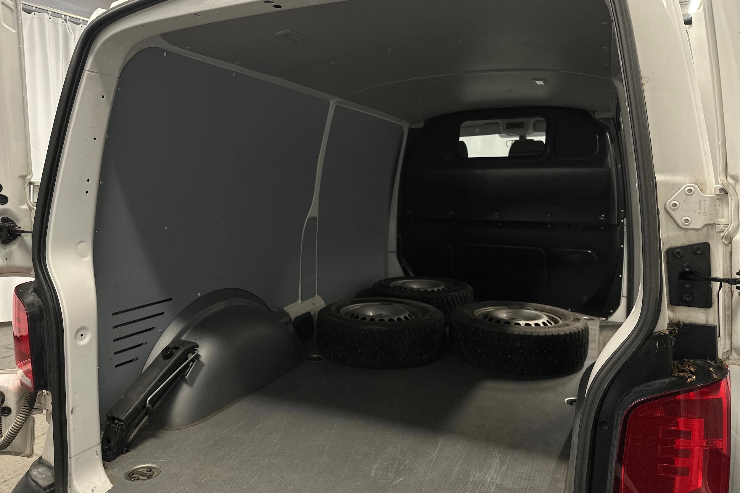 valkoinen Volkswagen Transporter 2024 kuva 23.