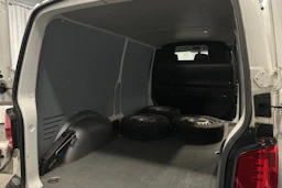 valkoinen Volkswagen Transporter 2024 kuva 23.