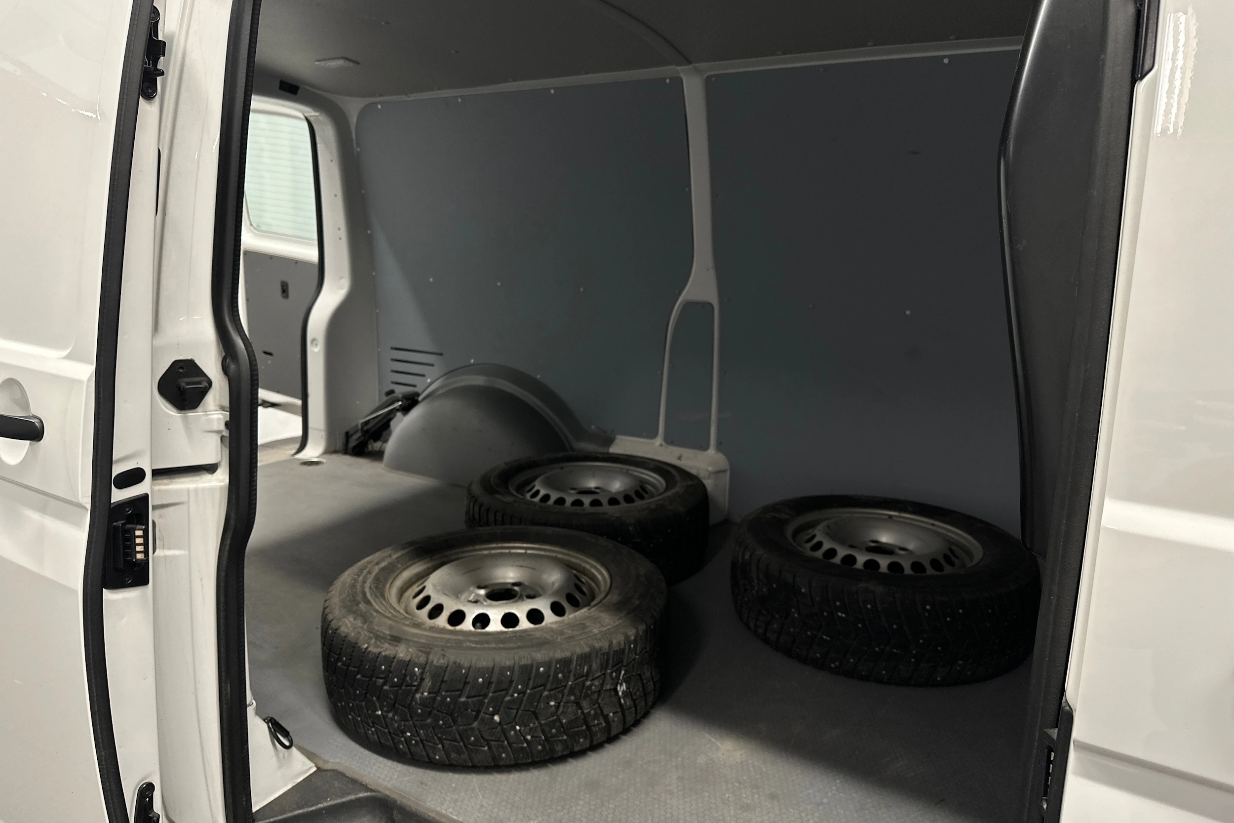 valkoinen Volkswagen Transporter 2024 kuva 24.