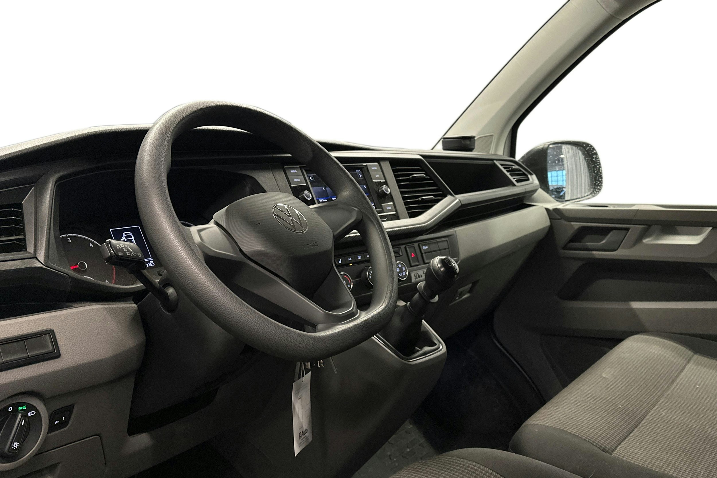 valkoinen Volkswagen Transporter 2024 kuva 3.