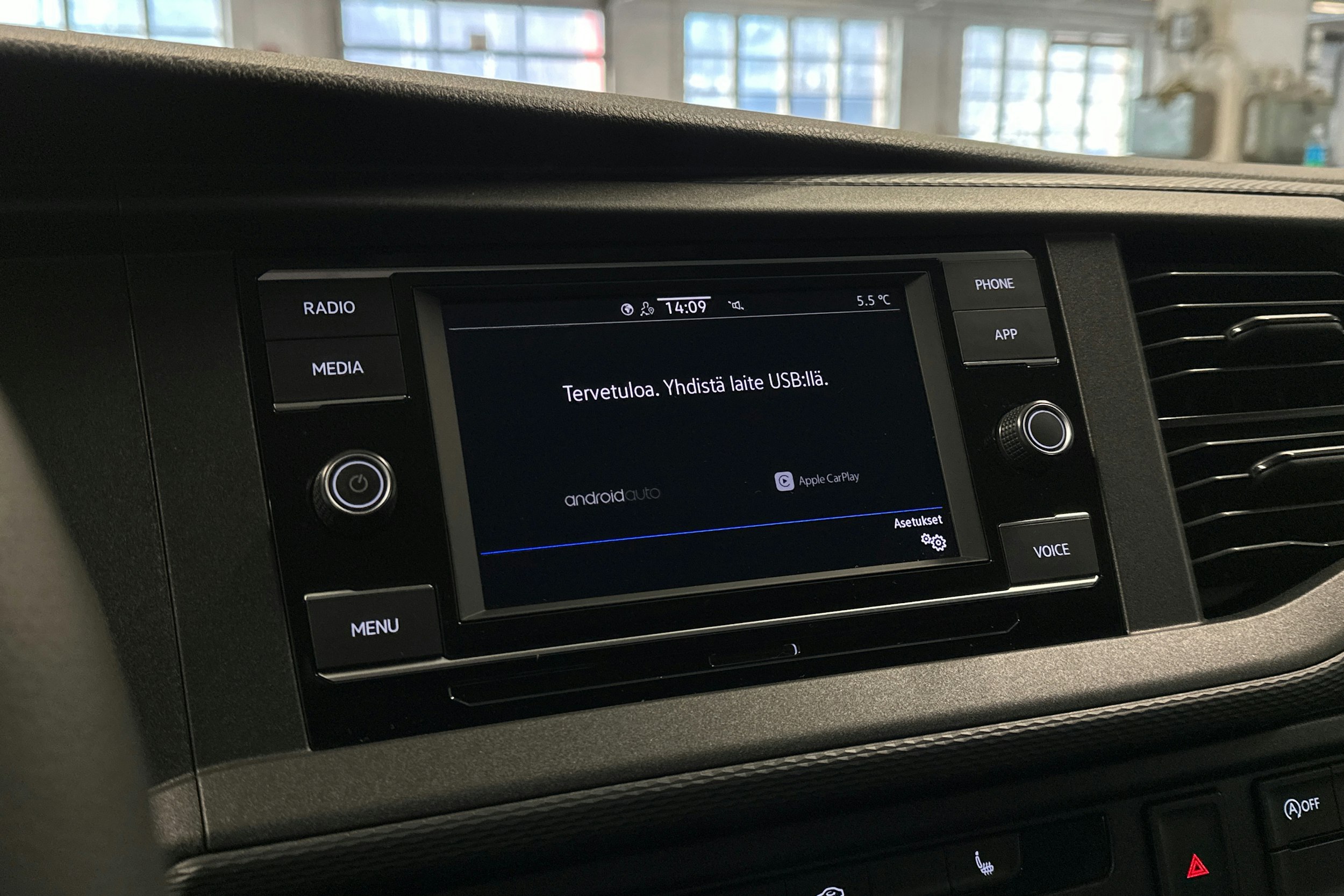 valkoinen Volkswagen Transporter 2024 kuva 15.