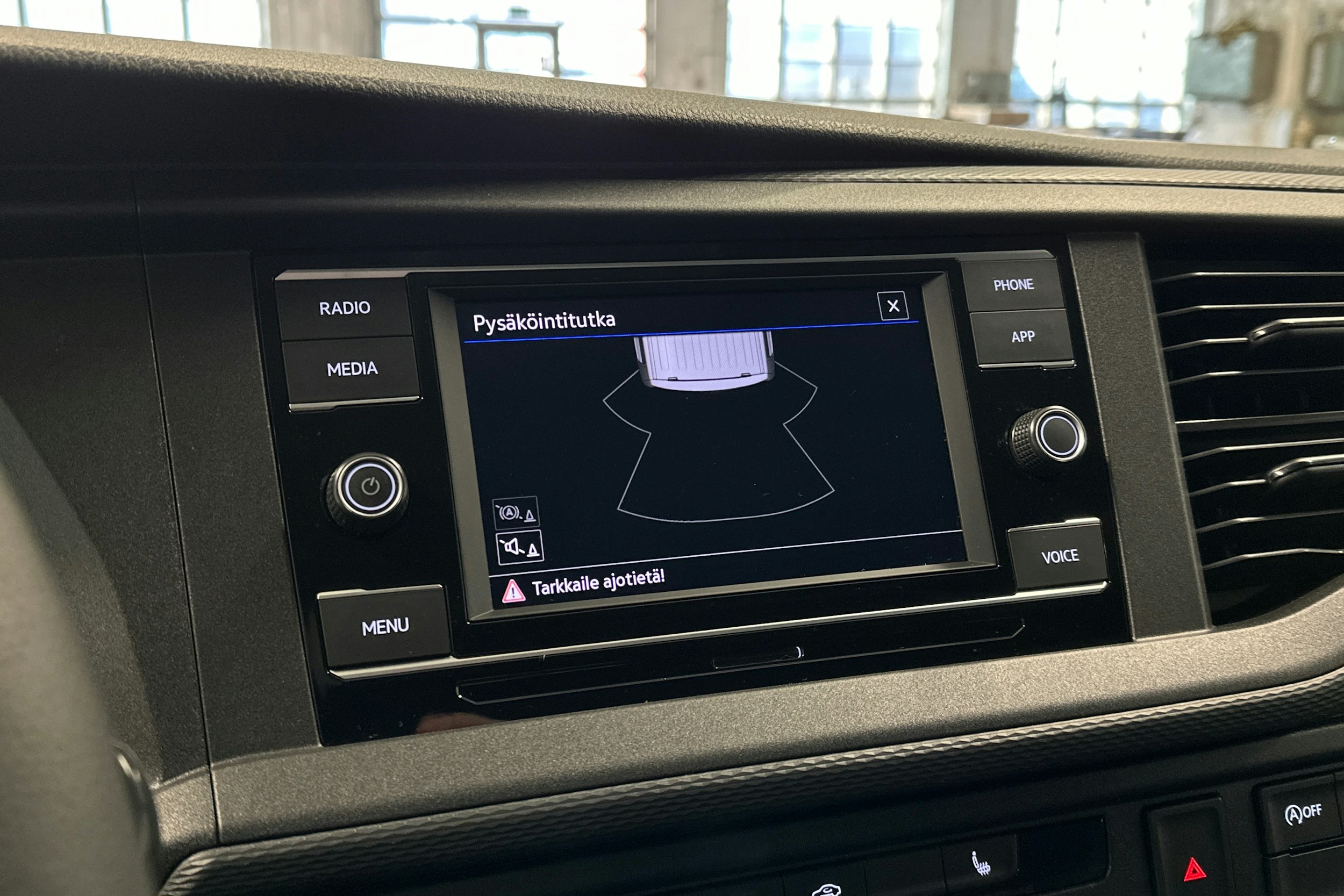 valkoinen Volkswagen Transporter 2024 kuva 16.