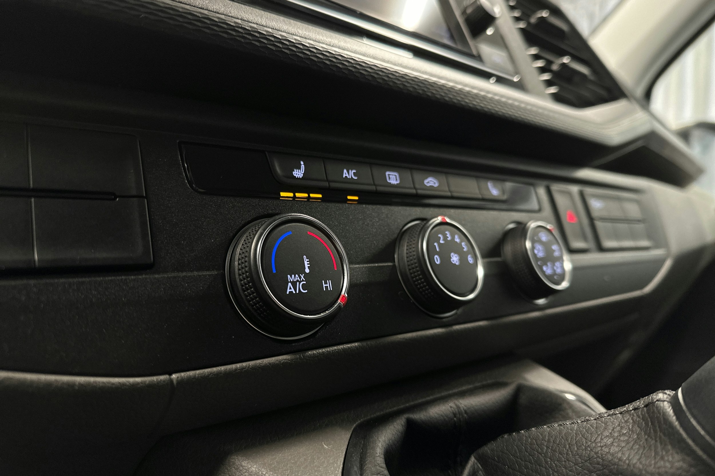 valkoinen Volkswagen Transporter 2024 kuva 17.