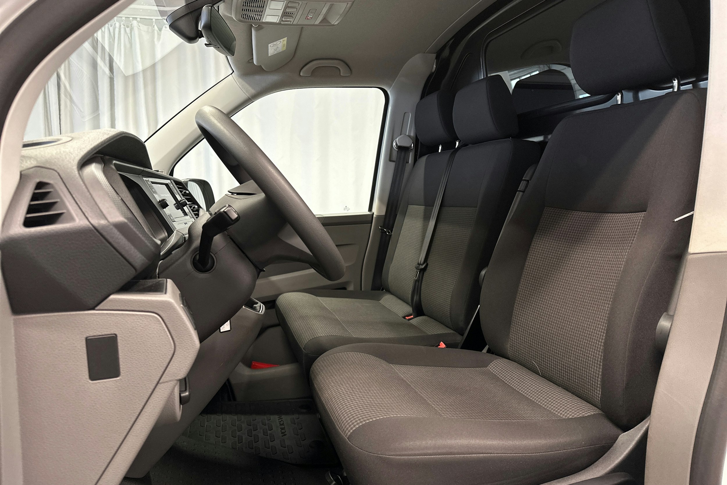 valkoinen Volkswagen Transporter 2024 kuva 19.