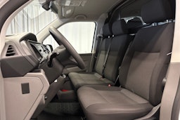 valkoinen Volkswagen Transporter 2024 kuva 19.