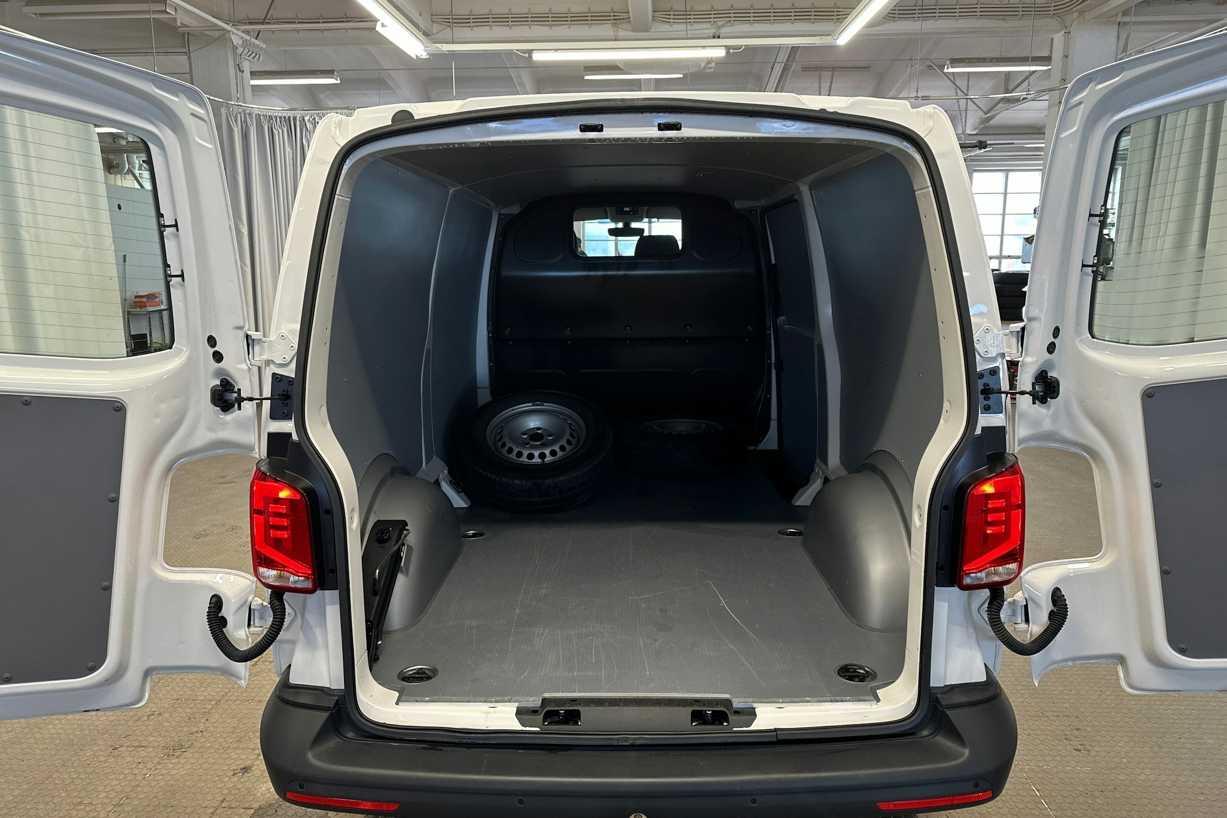 valkoinen Volkswagen Transporter 2024 kuva 20.