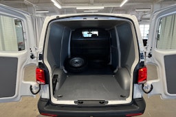valkoinen Volkswagen Transporter 2024 kuva 20.