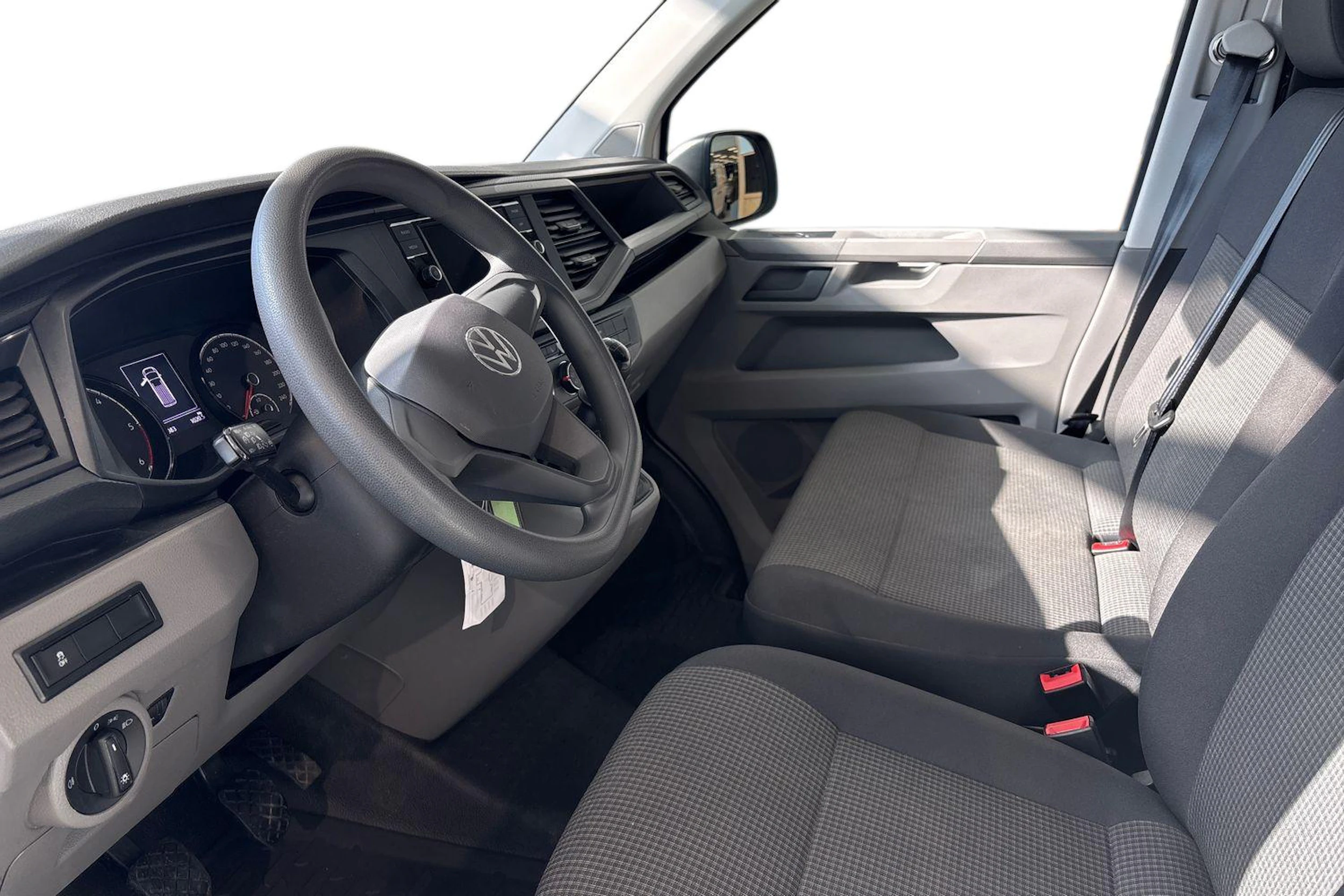 Valkoinen Volkswagen Transporter 2024 kuva 8.
