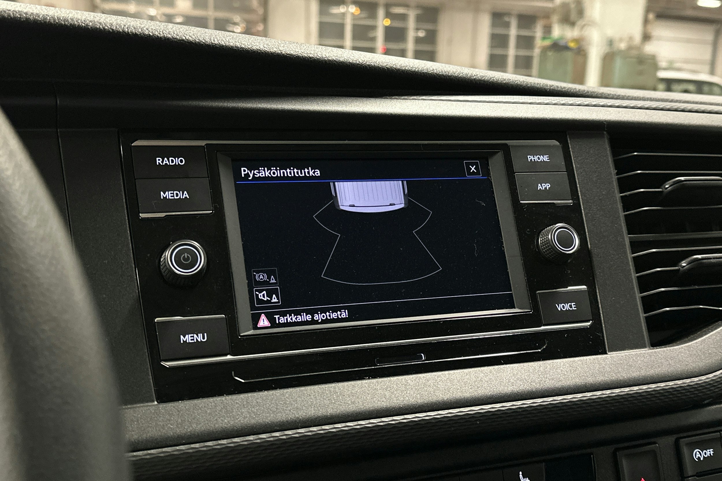 valkoinen Volkswagen Transporter 2024 kuva 16.