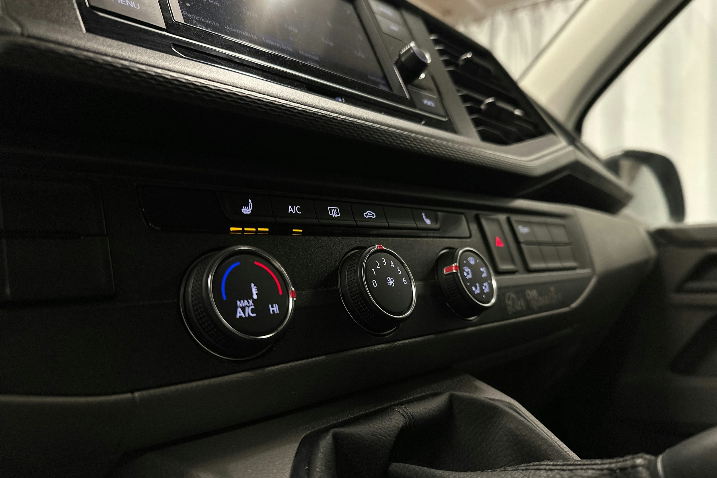 valkoinen Volkswagen Transporter 2024 kuva 17.