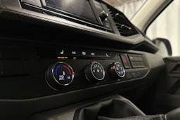 valkoinen Volkswagen Transporter 2024 kuva 17.