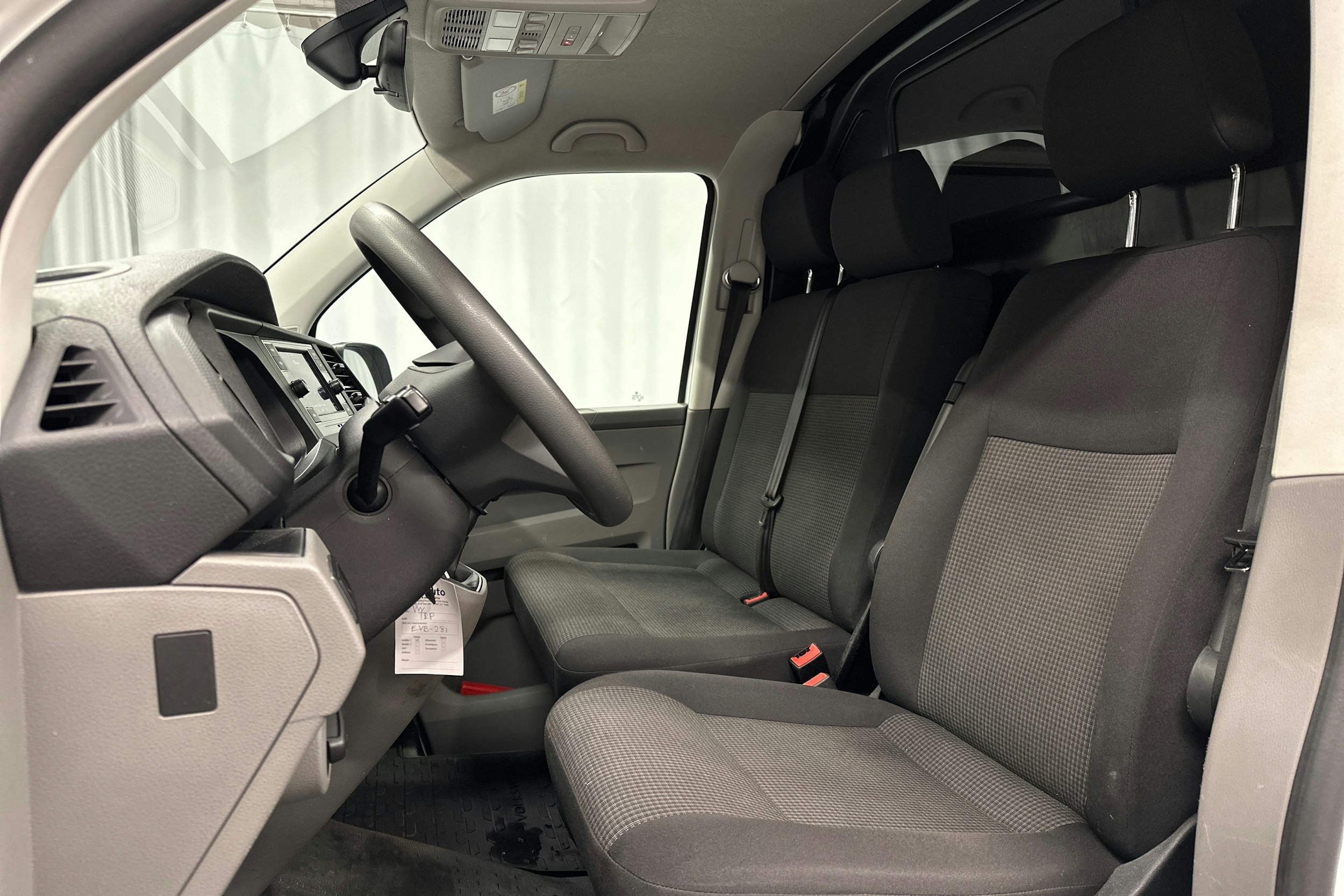 valkoinen Volkswagen Transporter 2024 kuva 19.