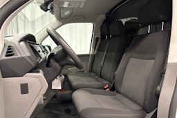 valkoinen Volkswagen Transporter 2024 kuva 19.
