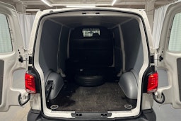 valkoinen Volkswagen Transporter 2024 kuva 20.