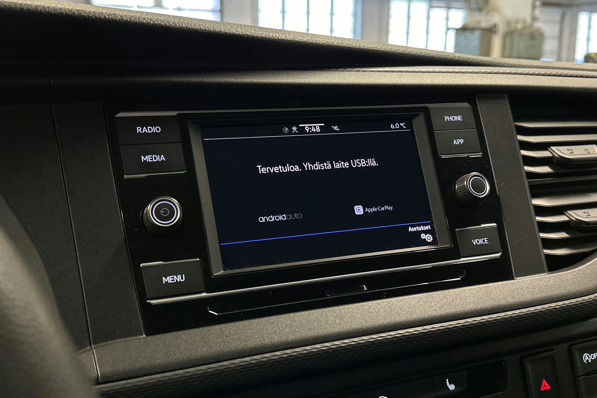 valkoinen Volkswagen Transporter 2024 kuva 15.