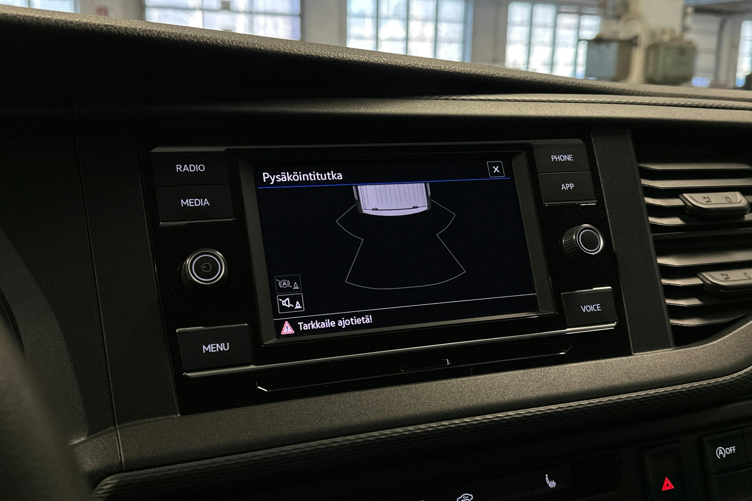 valkoinen Volkswagen Transporter 2024 kuva 16.