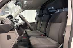 valkoinen Volkswagen Transporter 2024 kuva 18.
