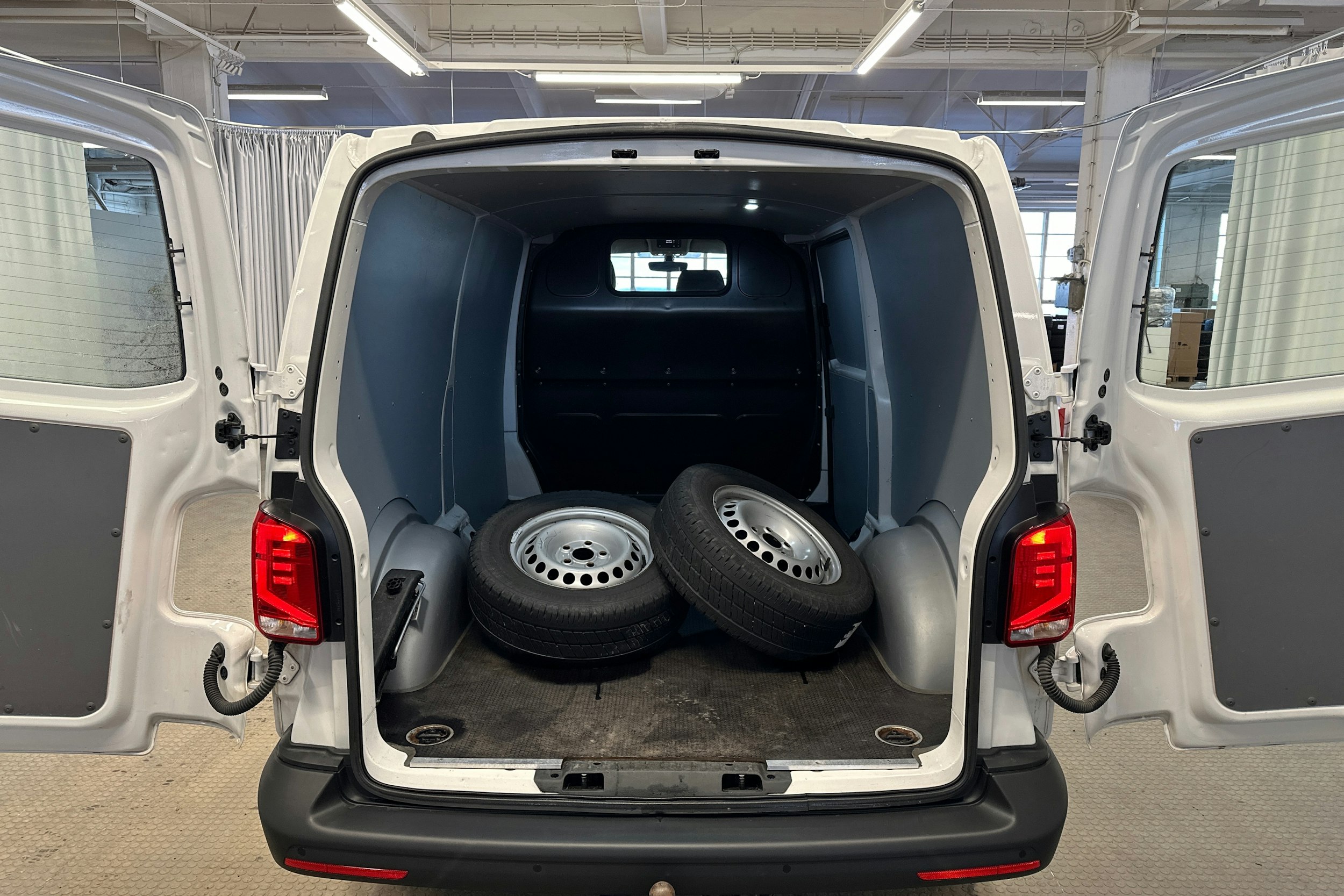 valkoinen Volkswagen Transporter 2024 kuva 19.