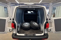 valkoinen Volkswagen Transporter 2024 kuva 19.