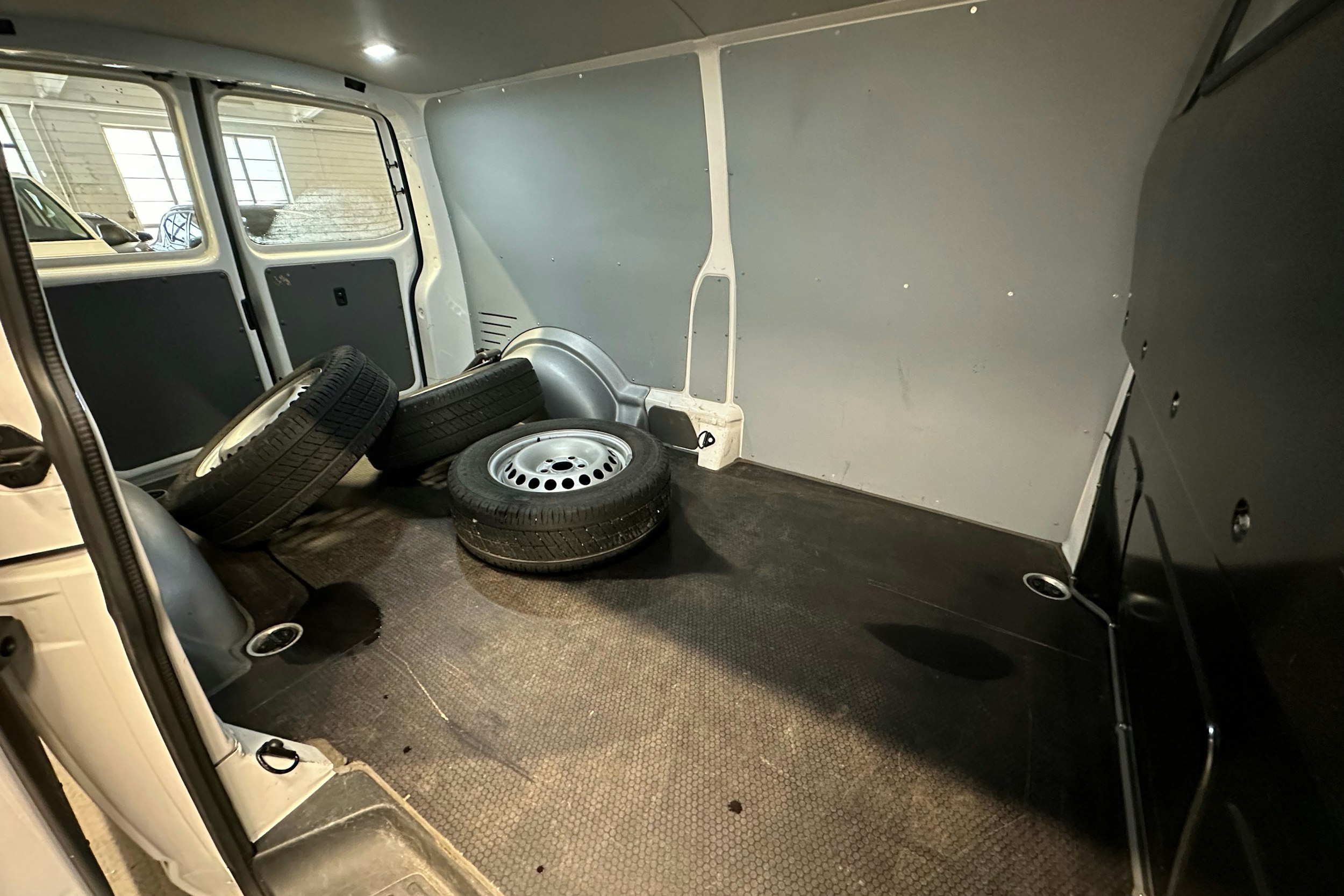 valkoinen Volkswagen Transporter 2024 kuva 20.