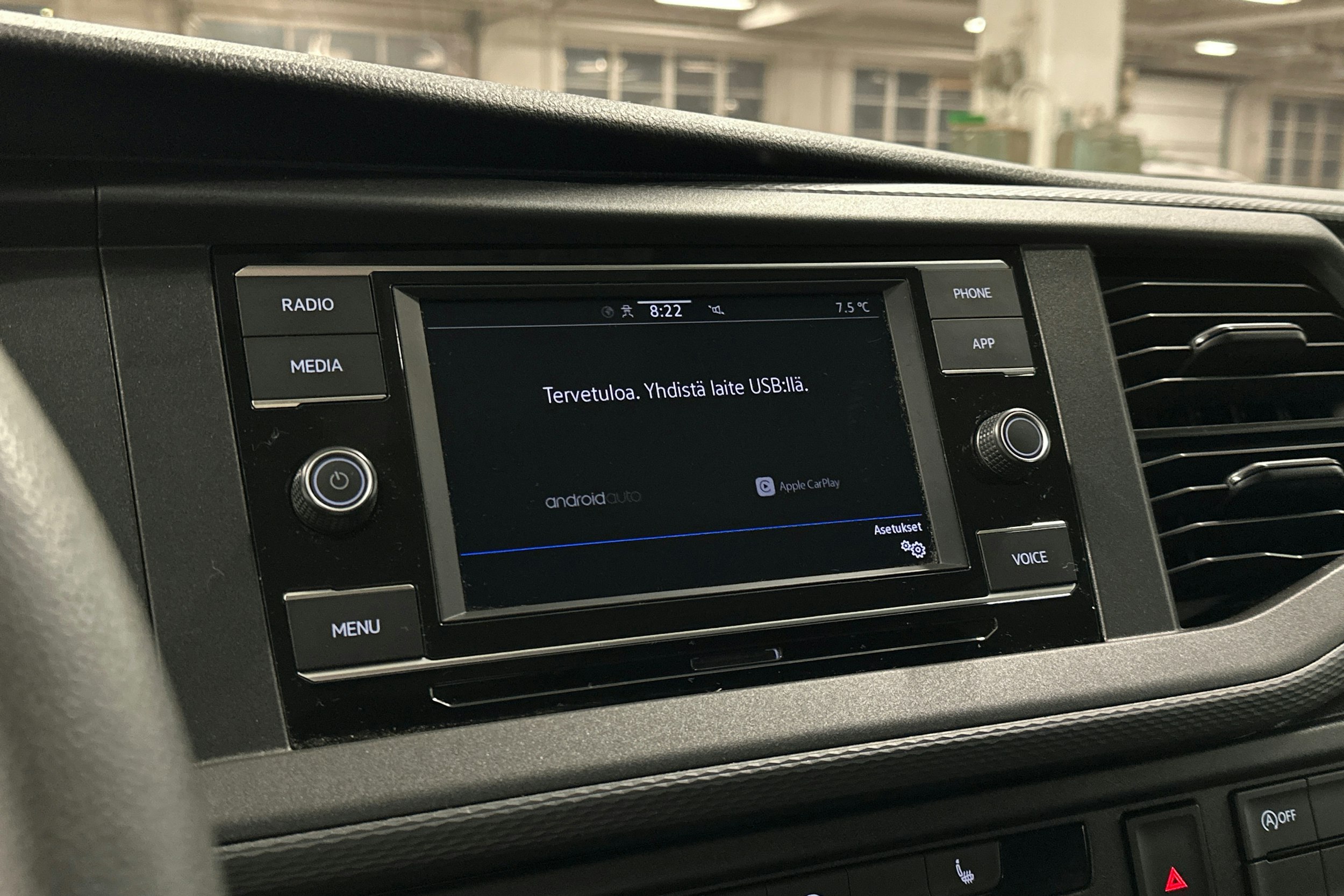 valkoinen Volkswagen Transporter 2024 kuva 15.