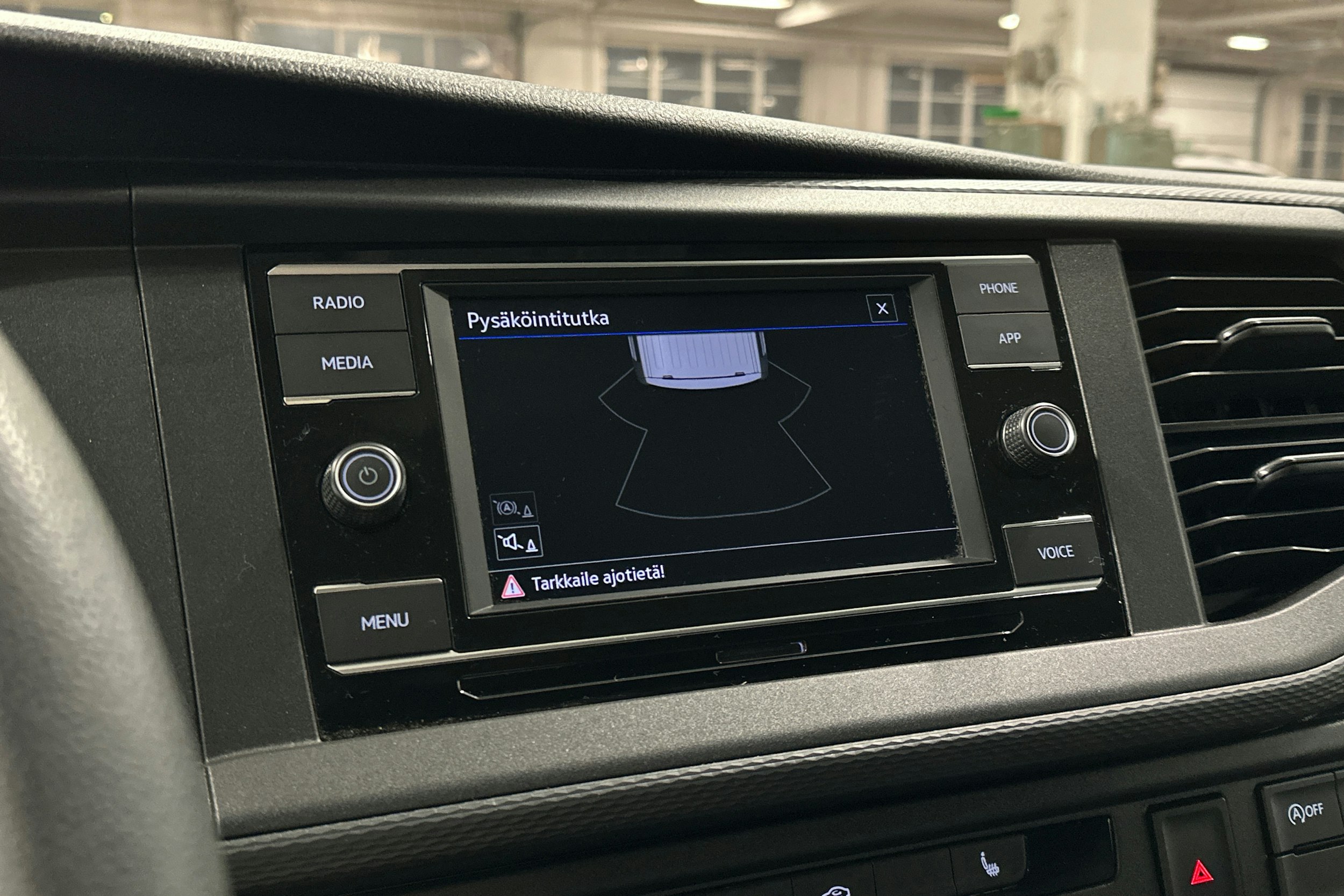 valkoinen Volkswagen Transporter 2024 kuva 16.