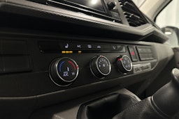 valkoinen Volkswagen Transporter 2024 kuva 17.