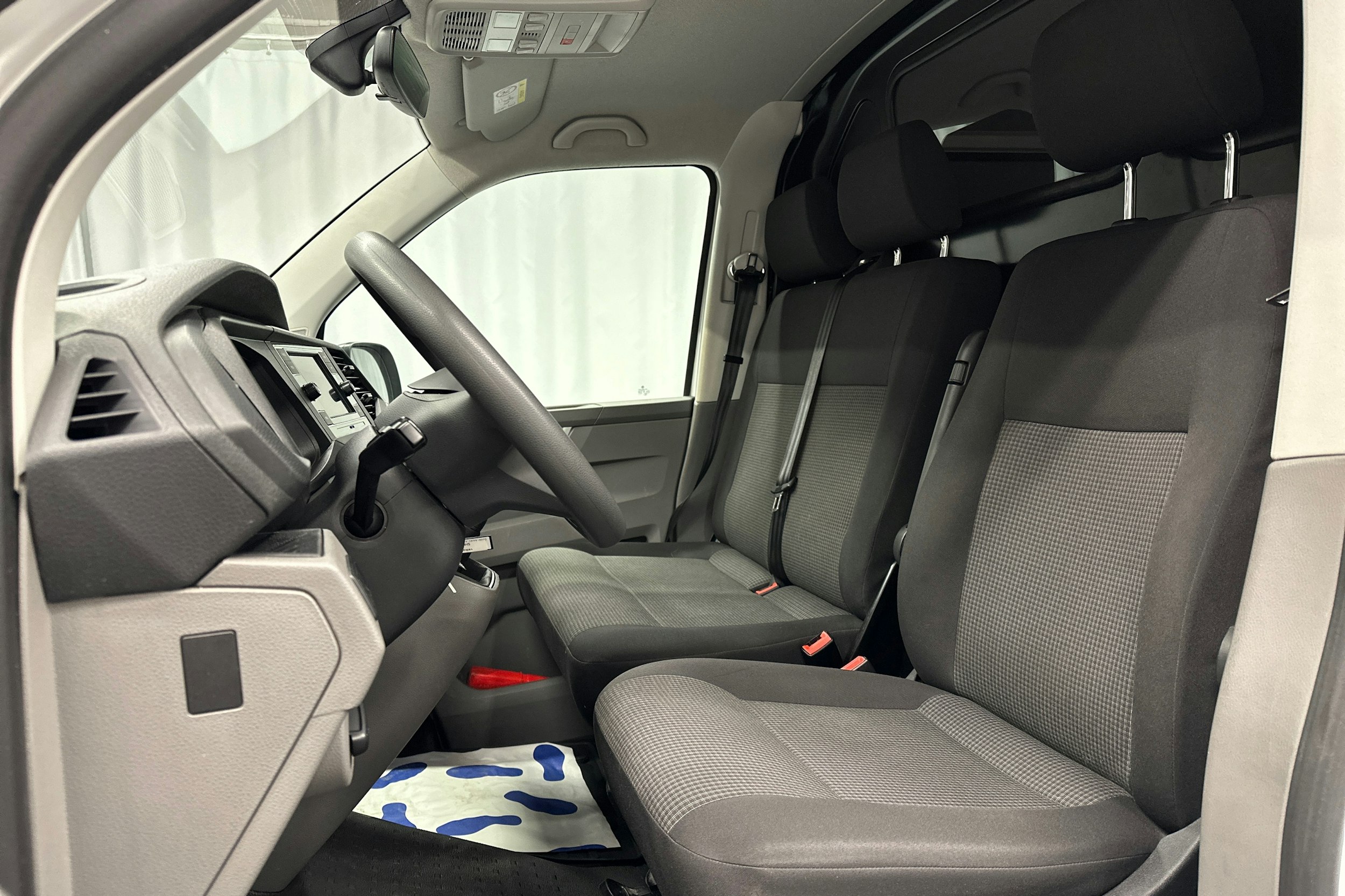 valkoinen Volkswagen Transporter 2024 kuva 18.