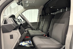 valkoinen Volkswagen Transporter 2024 kuva 18.